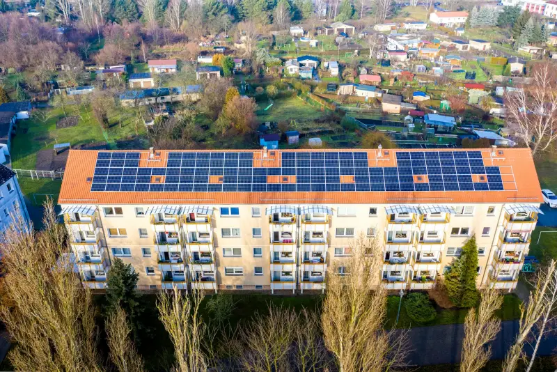 Zonnepanelen Plat Dak Amsterdam: Kosten & Subsidie 2026